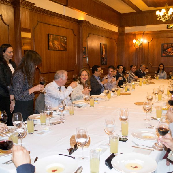 EL EQUIPO DE LA ESCUELA DE EMPRESAS FESTEJA CON SUS PROFESORES