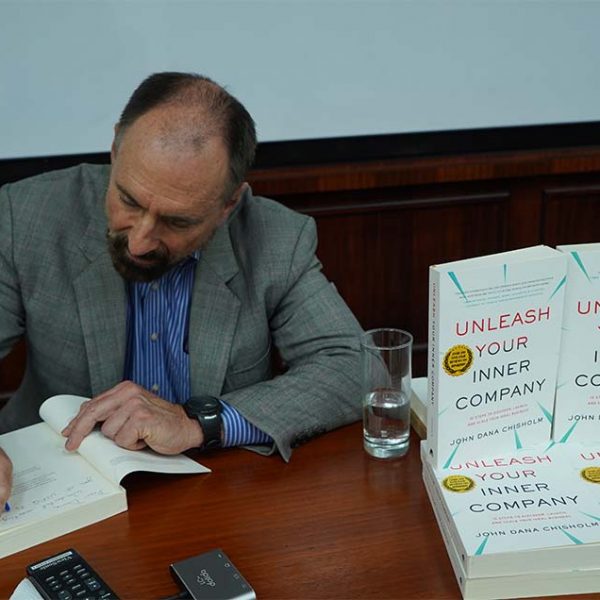 John Chisholm comparte con la USFQ 4 décadas de éxito empresarial en Silicon Valley
