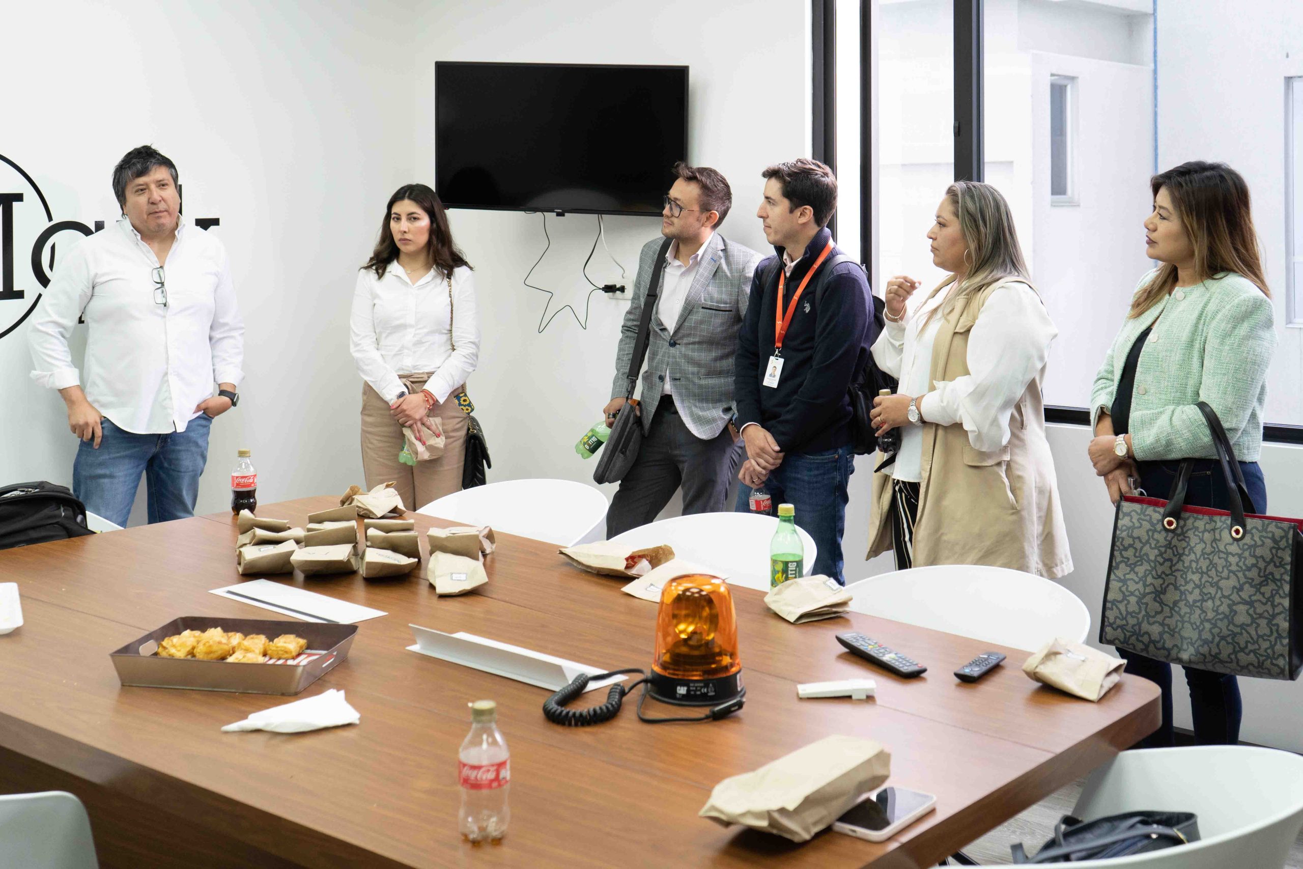 Estudiantes conversan alrededor de la mesa_copy