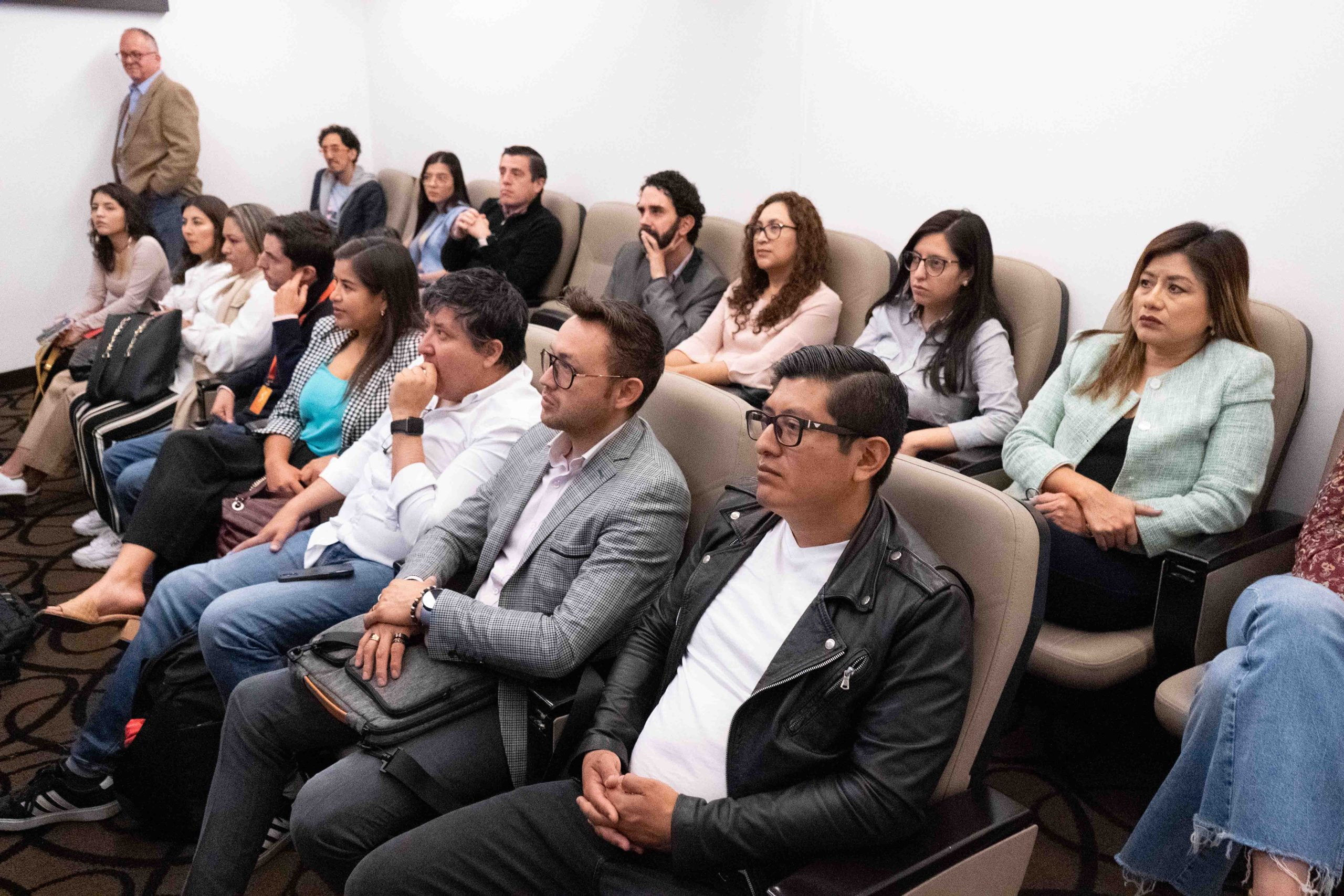 Público mira a la presentación_copy