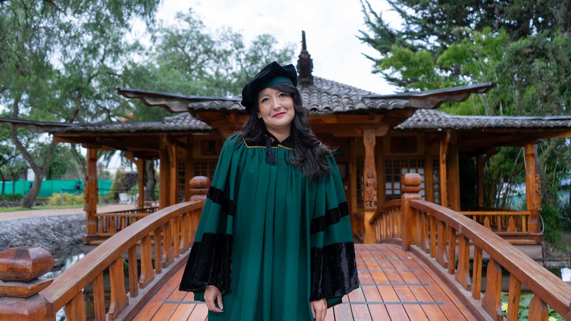 Graduada-2_de-pie_plano-medio_copy